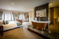 Grade 2 Listed 2 bedroom Pet Friendly - Parking - Hot Tub - very quiet - Ferienwohnung Bowness-on-Windermere