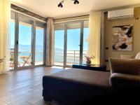 Eka Luxury Beachfront One-Bedroom Apartment - B&B