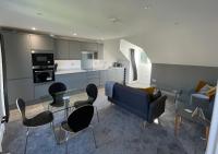 B&B Shottery - BH - Luxurious 1 bed top floor apartment with parking - please read about score - Bed and Breakfast Shottery