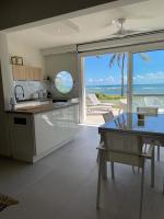 Appartement la Perle, T2 les pieds dans l'eau à 50m de la mer - Ferienwohnung Saint-François