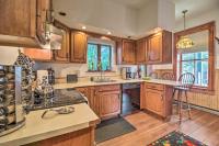 Historic Apartment - Half Mi to Lake Champlain! - B&B Plattsburgh