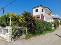 Three-Bedroom Apartment in Vinisce I - Bed and Breakfast