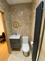 Double Bedroom with en-suite shower & free parking - Ferienwohnung