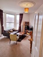 B&B Portsmouth - Bright, character 3 bed Apartment: 7 mins walk to sea - Bed and Breakfast Portsmouth