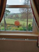 Zimmer mit Kingsize-Bett und Bergblick