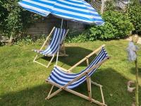 Seafront Apartment Private Garden & Free Parking - Ferienwohnung