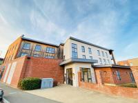 Oakgrove Apartment - 2 Bedroom with Terrance and private parking - Chambres d'hôtes Milton Keynes