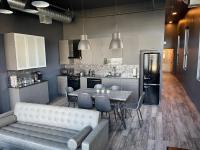 B&B Louisville - City Loft Escape with River Views! By Hollyhock - Bed and Breakfast Louisville