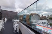 Modern 1BR Apt with Rooftop, Gym, and Parking - B&B Milwaukee