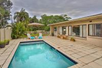 One Jack Powell House- Classic family home steps away from the beach - Chambres d'hôtes Ballito