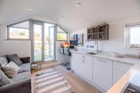 Papillon, Southwold - A Modern Flat with Balcony - B&B