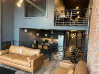 B&B Louisville - DerbyCity Plush Loft Gather in Style by Hollyhock - Bed and Breakfast Louisville