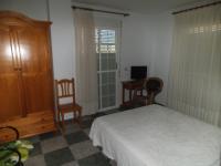 Habitación con cama grande y bañera de hidromasaje
