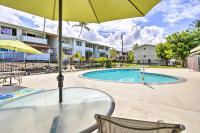 Sunny Central Condo Lanai and Community Pool Access - B&B