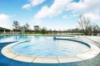 Burford, Hot Tub Lodge - Bed and Breakfast