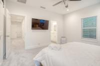 Jax Beach Hot Tub Retreat - Private Backyard - Fire Pit - Sleeps 8 - 5 Min to Beach - B&B Jacksonville Beach