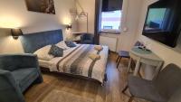 Habitación con cama extragrande.