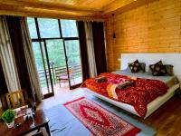 Habitación con cama extragrande y balcón