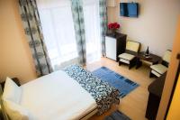 Zimmer mit Queensize-Bett und Balkon