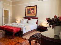 Three Bedroom Apartment with Pool View 