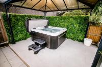 Beautiful City-Centre Townhouse with Hot Tub - Bed and Breakfast