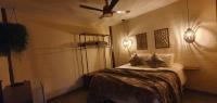 Suite mit Queensize-Doppelbett und Poolblick