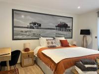 Zimmer mit Kingsize-Bett und Balkon