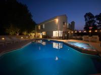 OCLuxeBnB Private Resort Living Minutes from Beach - Bed and Breakfast
