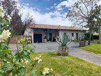 La maison du Bonheur, borne de recharge VE - Bed and Breakfast