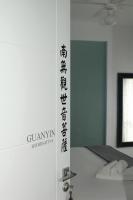 Zimmer mit Kingsize-Bett und Bergblick