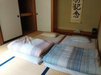 Dreibettzimmer mit Gemeinschaftsbad