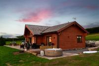 B&B Newport - Cuddfan Lodge on a Gorgeous Private Lake - Bed and Breakfast Newport