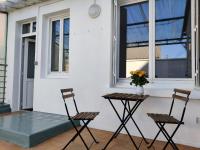 Studio équipé, grande terrasse, à côté de la gare - B&B