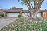 Home with Screened Porch about 10 Miles to Dtwn OKC! - Chambres d’hôtes Moore