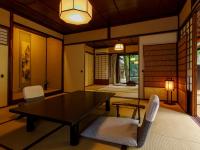Chambre Lits Jumeaux d'Angle de Luxe de Style Japonais avec Toilettes Privatives - Vue sur Jardin