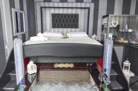 Habitación con cama extragrande y bañera de hidromasaje