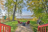 B&B Fox Lake - Lakefront Home with Game Room, Theater and Dock! - Bed and Breakfast Fox Lake