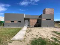 Casa con pileta y parrilla en barrio privado, 2 dormitorios - B&B General Roca