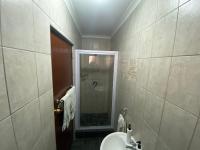 Habitación con cama grande
