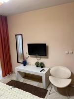 Habitación con cama grande y balcón
