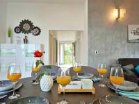 Luxury Sunrise Jacuzzi Apts, 50 m from the beach - Chambres d'hôtes Kali