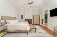 Zimmer mit Kingsize-Bett und Whirlpool