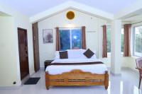Habitación con cama grande y balcón