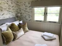 Stunning Shepherds Hut with Superb Views & Fire Pit near a Superb Gastro Pub - B&B Lamerton