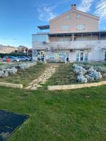 Apartment Privlaka direkt am Strand mit Klima und neuem Badezimmer Haustiere sind willkommen - Chambres d'hôtes Privlaka
