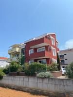Apartman M & M, Schöne Wohnung nur 200m vom Strand - B&B