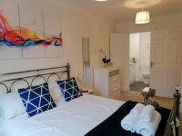 Luxury Modern 2 Bed Apartment, FREE UNDERCROFT PARKING FOR 1 CAR - B&B