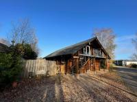 Woodpecker Log Cabin with hot tub, pizza oven bbq entertainment area, lakeside with private fishing peg situated at Tattershall Lakes - Chambres d'hôtes Tattershall