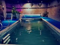 5 Bed House - Sleeps 10 - Pets - Pool - HotTub - Chambres d’hôtes Isigny-le-Buat