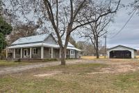 Traditional Southern House with Front Porch! - Chambres d’hôtes